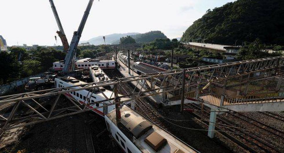Según los informes, al menos 18 personas murieron y unas 160 resultaron heridas después de que un tren que transportaba a 366 personas se descarriló y volcó. (Foto: EFE)