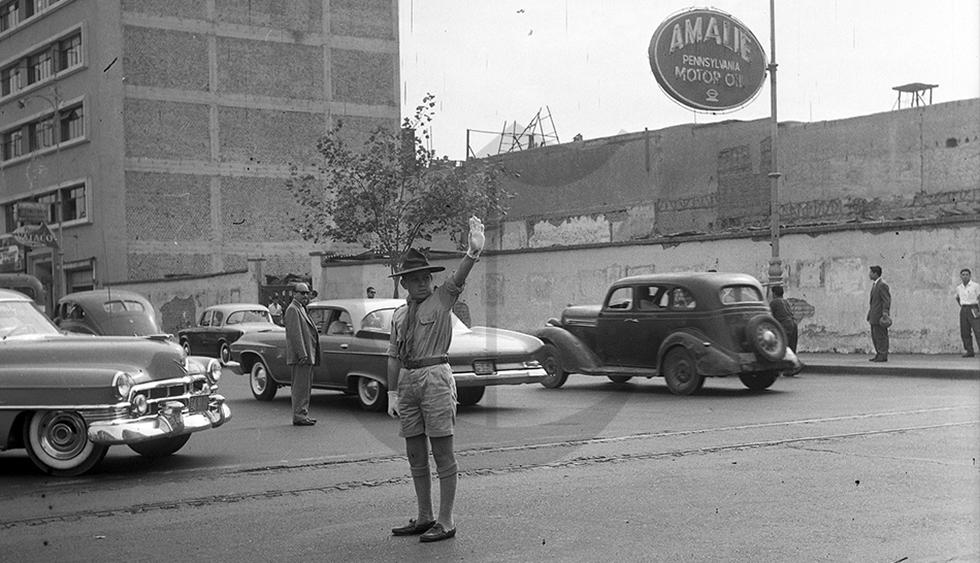 Un grupo de boy scouts dirige el tránsito vehicular en la ciudad de Lima. La imagen fue tomada en enero de 1961. Foto: Archivo Histórico El Comercio