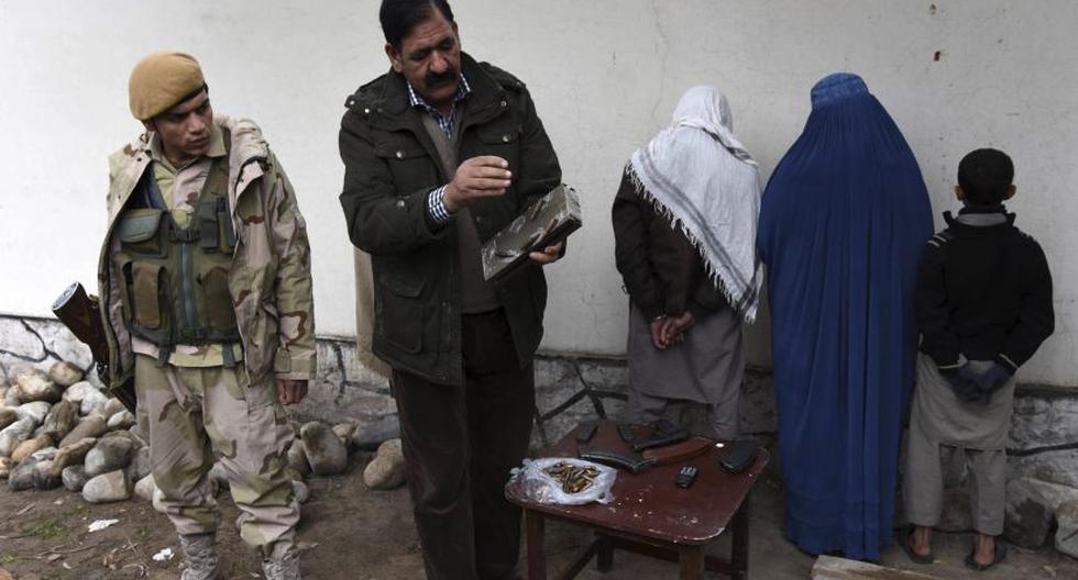 Miembros del Estado Islámico (EI) arrestados durante una operación en la provincia de Nangarhar (Afganistán). (Foto: EFE)