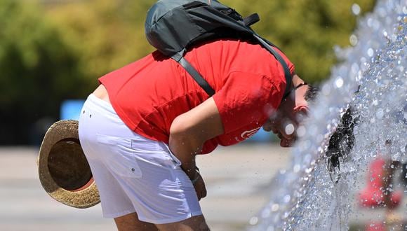 Un hombre se refresca en Cinecittà World Park, cerca de Roma, el 23 de julio de 2022, durante una ola de calor en curso en toda Europa. (Foto: tiziana fabi / AFP)