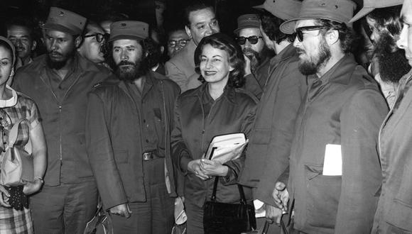 Parte del grupo de militares cubanos que llegaron a Lima en marzo de 1959 y protagonizaron concentraciones de gente, ceremonias públicas, actos protocolares y una sonada polémica en la televisión peruana. En el medio de la imagen, Violeta Casals, la única mujer del grupo. (Foto: GEC Archivo Histórico)