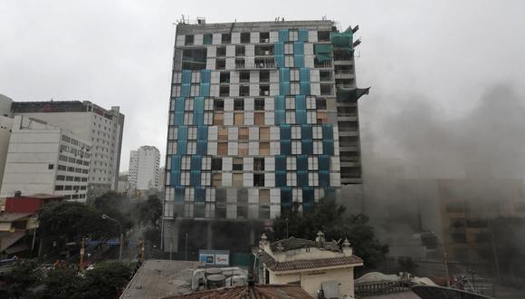 Un incendio se registró esta mañana en el quinto y cuarto sótano de un edificio en construcción, situado en la Av. Larco, Miraflores. (Fotos: Renzo Salazar)