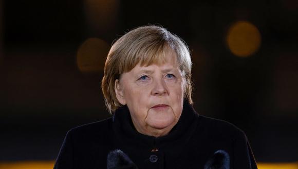 La canciller alemana, Angela Merkel, pronuncia un discurso en el Ministerio de Defensa, una ceremonia de despedida para ella en Berlín el 2 de diciembre de 2021. (Odd ANDERSEN / POOL / AFP).