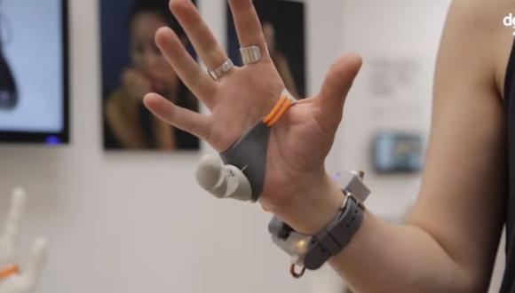 El dispositivo controla la presión que ejerce el dedo con un sensor en el pie. (YouTube: )