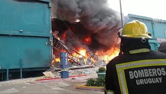 Incendio en Punta Shopping de Punta del Este: colapsa parte del techo y uno de los muros. (Bomberos de Uruguay, Twitter).