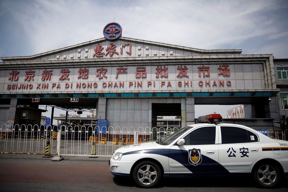 Beijing ha impuesto medidas de cuarentena en 21 barrios cercanos al mercado. Foto: REUTERS/Tingshu Wang