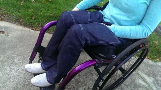 Diseñan jeans para personas en silla de ruedas - 1