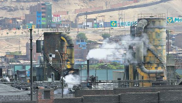 Hay 17 empresas procesadas por contaminar aire de Lima y Callao