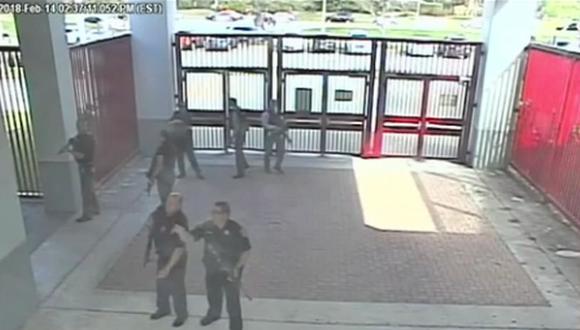Algunas imágenes muestran a oficiales que entran a la secundaria por la puerta principal armados con pistolas sobre las 2.40 de la tarde. | Foto: Captura Youtube