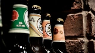 El peculiar mensaje en la etiqueta de cerveza que desata carcajadas en redes sociales