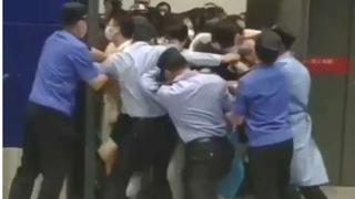 Así huyeron los clientes de Ikea en Shanghái cuando los quisieron confinar en el local por un caso de coronavirus | VIDEO