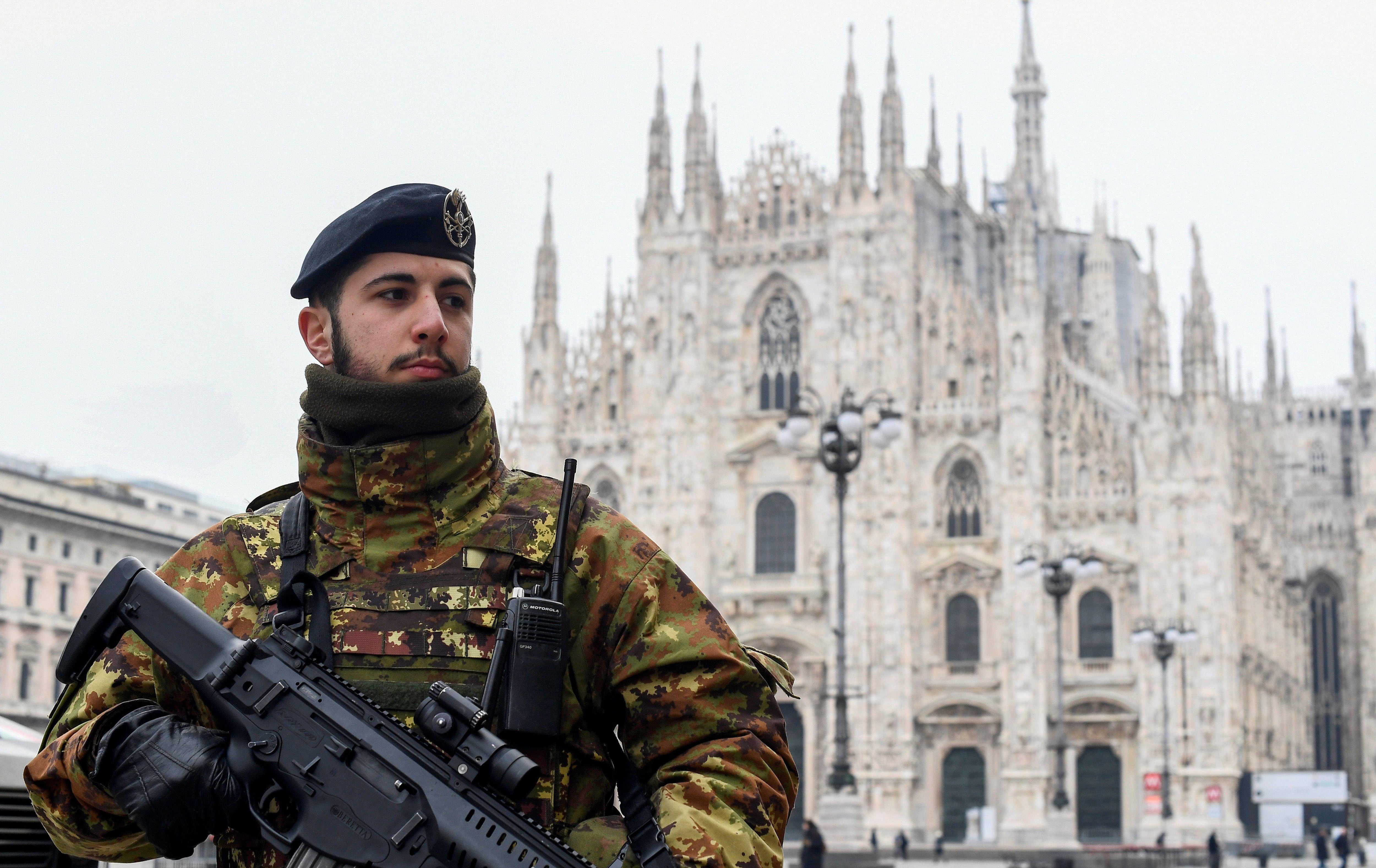 Un militar resguarda la Piazza del Duomo de Milán en el primer día de cuarentena en Italia para frenar el coronavirus. (REUTERS / Flavio Lo Scalzo).