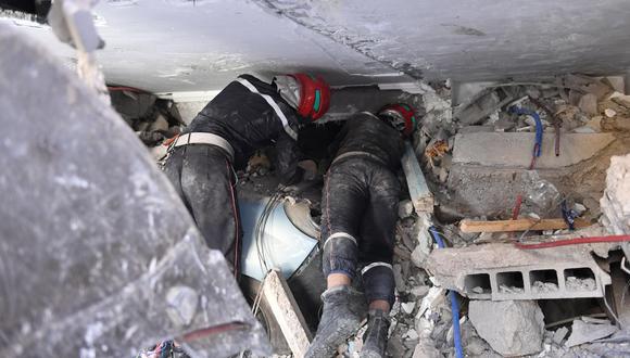Los trabajadores de rescate participan en una operación de rescate en un edificio dañado tras un terremoto en Marrakech, Marruecos, el 9 de septiembre de 2023. (Foto: EFE/EPA/JALAL MORCHIDI)