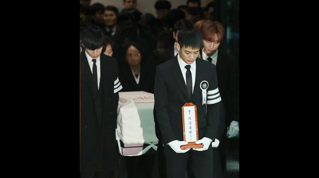 Jonghyun Miembros De Shinee Encabezaron El Funeral Fotos Luces El Comercio PerÚ 1958