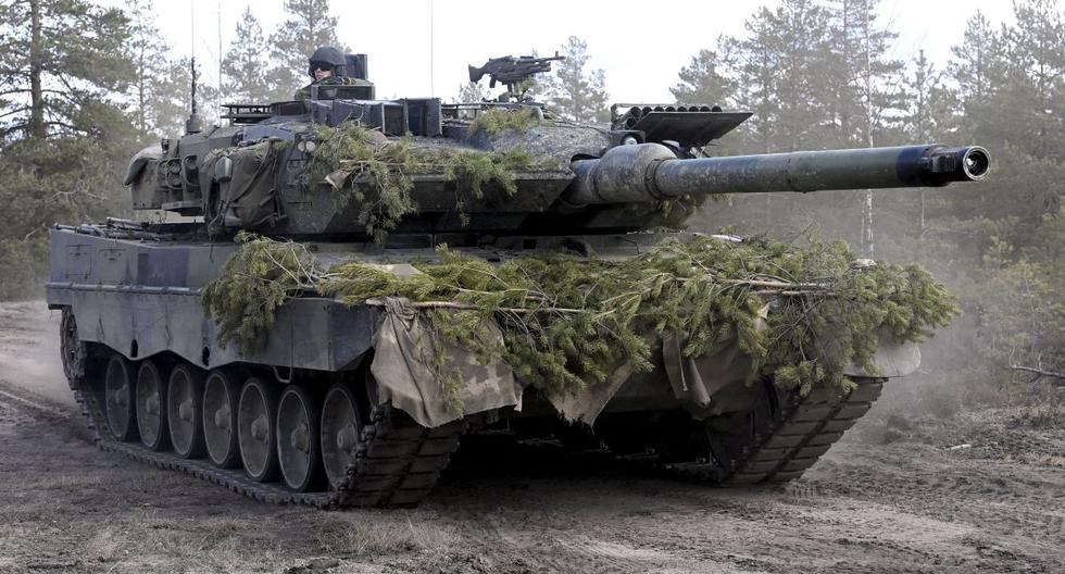 Fotografía tomada el 4 de mayo de 2022 que muestra un tanque Leopard de la Brigada Blindada durante el ejercicio Arrow 22 en la guarnición de Niinisalo en Kankaanpää, al oeste de Finlandia. (HEIKKI SAUKKOMAA / LEHTIKUVA / AFP).
