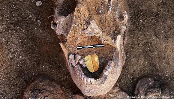 Una de las dos momias con lengua dorada descubiertas en el templo de Taposiris Magna, en Egipto, en el año 2021. (MINISTERIO DE TURISMO Y ANTIGÜEDADES DE EGIPTO).