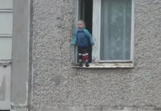 Niño juega en la ventana de un octavo piso en Rusia | VIDEO