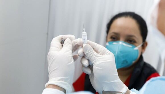 El titular de Salud sostuvo que la Vacunatón continuará porque se ha demostrado que dan resultado, pues elevan significativamente las cifras de vacunados (Foto: Andina)