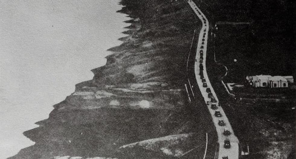 El recorrido de la comitiva presidencial y edil en la nueva pista de la Costanera de Chorrillos a 'La Herradura' en febrero de 1938. (Foto: GEC Archivo Histórico)