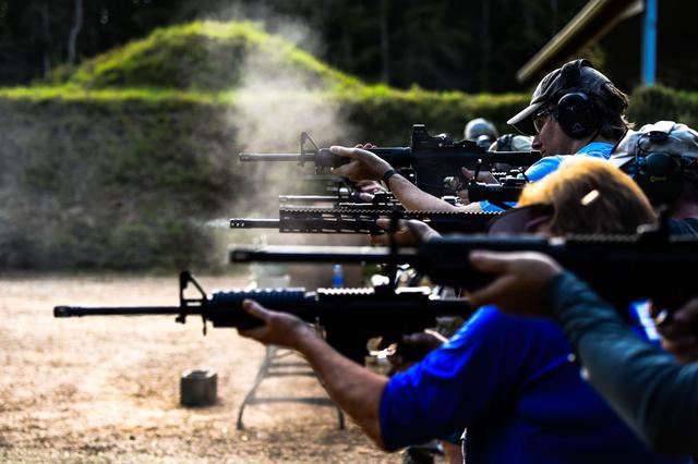 Los ciudadanos disparan rifles semiautomáticos AR-15 durante un curso de tiro en la Academia de Armas de Fuego Boondocks en Jackson, Mississippi (Estados Unidos). (AFP / CHANDAN KHANNA).