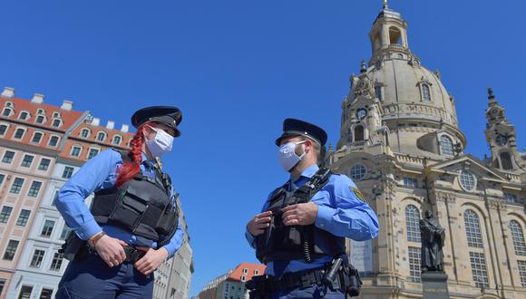 La policía de Alemania patrulla la plaza Neumarkt, mientras la propagación de la enfermedad por coronavirus (COVID-19) continúa en Dresden. (REUTERS / Matthias Rietschel).