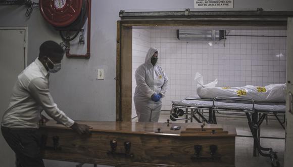 La morgue de Pretoria donde se ve el cadáver de una persona que falleció por coronavirus. ( Foto de MARCO LONGARI / AFP).