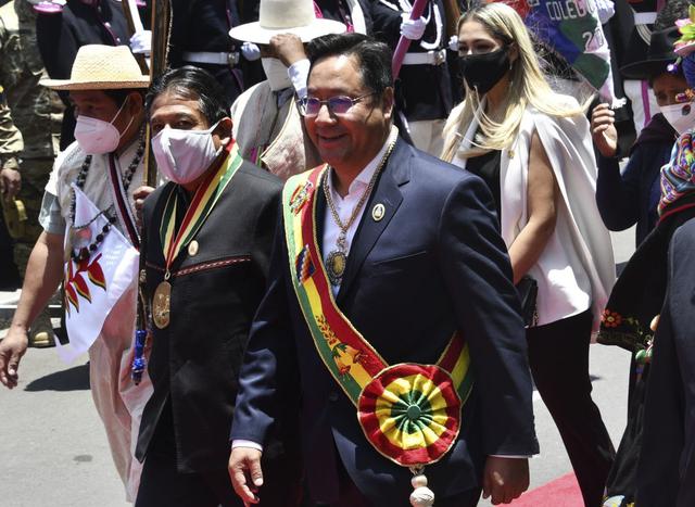 El nuevo presidente de Bolivia, Luis Arce (derecha) y el vicepresidente, David Choquehuanca, abandonan la Asamblea Legislativa Plurinacional tras jurar el cargo. (Foto de AIZAR RALDES / AFP).