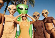 Kim Kardashian lanza la nueva campaña de trajes de baño de SKIMS con temática extraterrestre