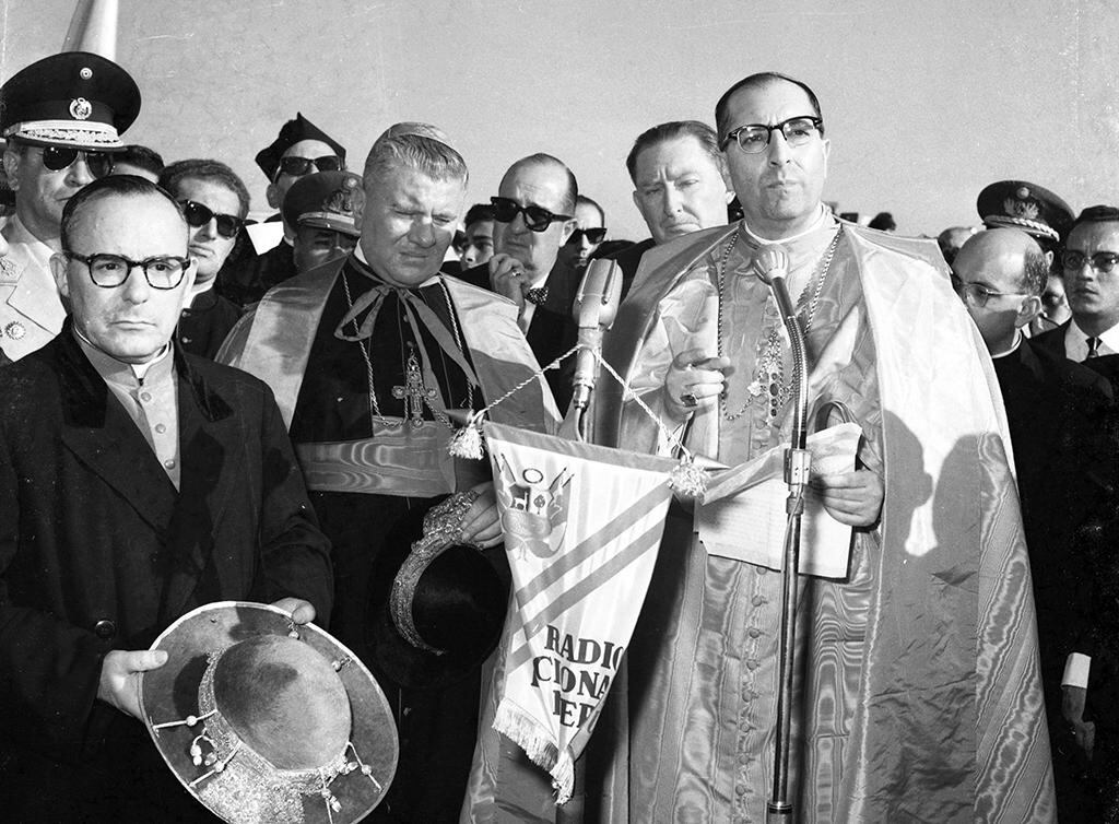 En 1962 el Arzobispo Juan Landázuri llega a Perú con la bula papal de canonización de San Martín de Porres. Foto: Archivo Histórico El Comercio