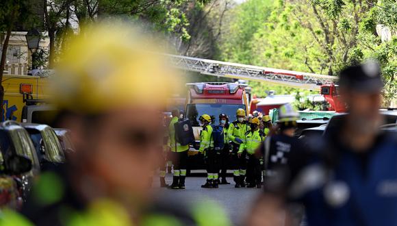 Los servicios de emergencia se reúnen en la búsqueda de dos personas desaparecidas tras una fuerte explosión que hirió a 17 personas en el barrio de Salamanca de Madrid, el 6 de mayo de 2022. (Foto: Pierre-Philippe MARCOU / AFP)