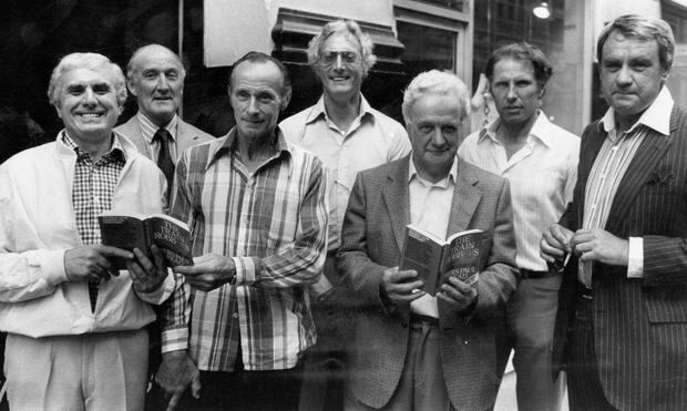 Los autores del Gran Robo del Tren con copias de el libro que escribieron en 1979. De izquierda a derecha: Buster Edwards, Tom Wisbey, Jim White, Bruce Reynolds, Roger Cordrey, Charlie Wilson y Jim Hussey. (GETTY IMAGES).