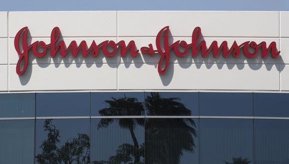 En esta foto de archivo tomada el 28 de agosto de 2019, un letrero en un edificio en el campus de Johnson & Johnson muestra su logotipo en Irvine, California. (Foto de Mark RALSTON / AFP)