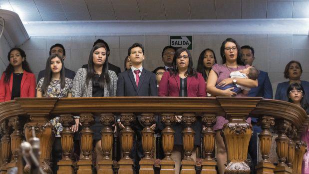 Mientras Martín Vizcarra juraba como presidente, la flamante primera dama Maribel Díaz Cabello (de guinda) estuvo flanqueada por su nieto y sus cuatro hijos. (Foto: Congreso de la República)