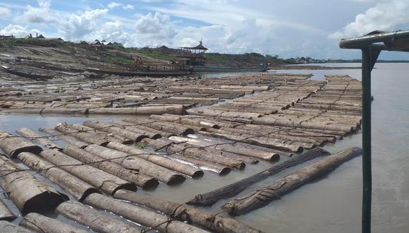 La FEMA Ucayali, junto con los guardacostas de la Marina, personal del gobierno regional y la División de Medio Ambiente de la PNP, inmovilizó 10 000
pies de madera en el río Ucayali. Foto: Fema Ucayali.