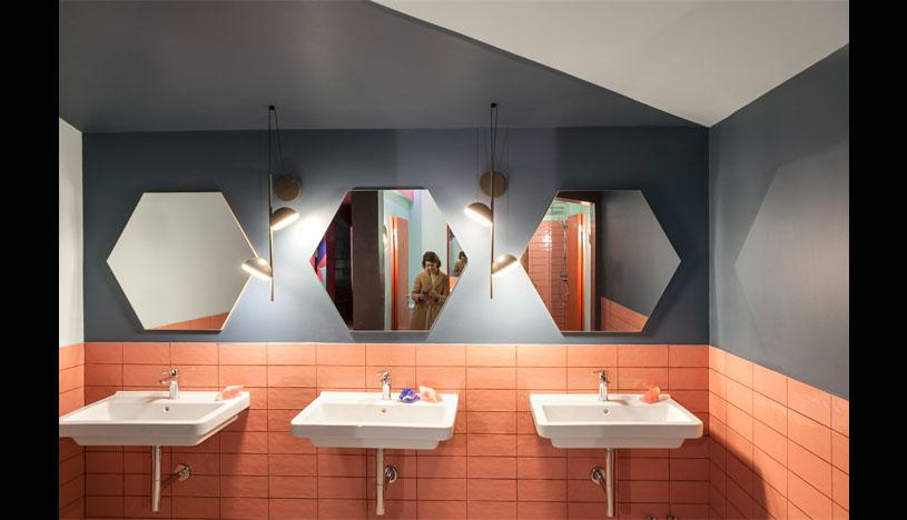 Para la realización este baño mixto, se optó por generar planos de colores y luz. (Foto: Sebastián Mejía)
