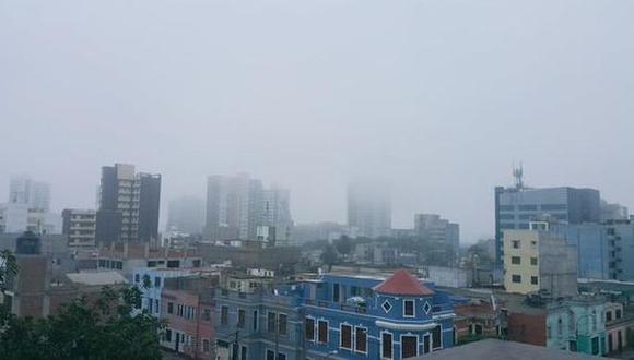 Lima amaneció cubierta de una densa neblina y garúa otoñal