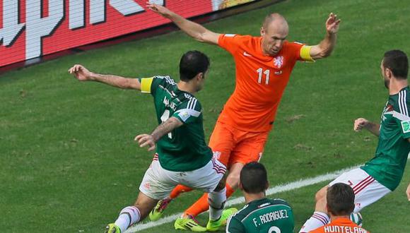 Robben evitó patear el penal que habría fingido ante México