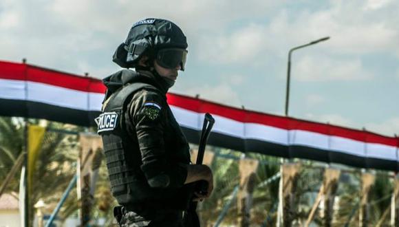 Un policía egipcio hace guardia en El Alamein, donde un ataque yihadista mató a 35 agentes el pasado octubre. (Foto: AFP)