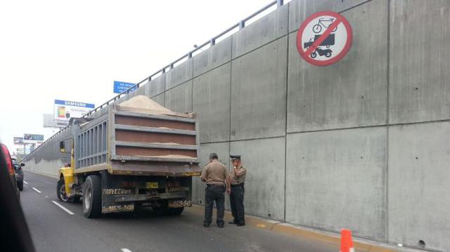 Camión malogrado en Vía Expresa de Javier Prado causó tráfico - 1