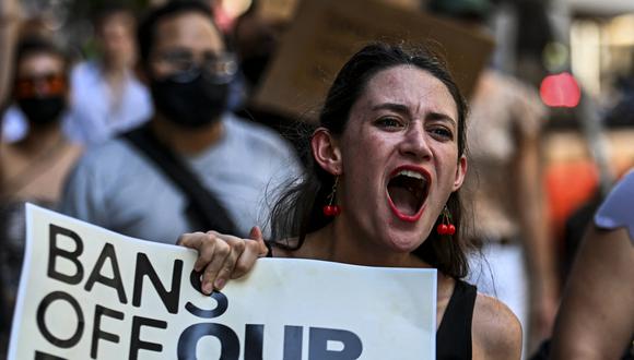 (ARCHIVOS) En esta foto de archivo tomada el 24 de junio de 2022, activistas por el derecho al aborto se reúnen después de que la Corte Suprema de Estados Unidos anulara el derecho al aborto, en Miami, Florida. (Foto de CHANDAN KHANNA / AFP)