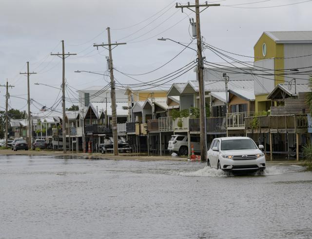 Un automóvil recorre Breakwater Drive en Nueva Orleans, Louisiana, a medida que el agua se desborda desde el lago Pontchartrain por la tormenta tropical Barry. (Foto: AP)