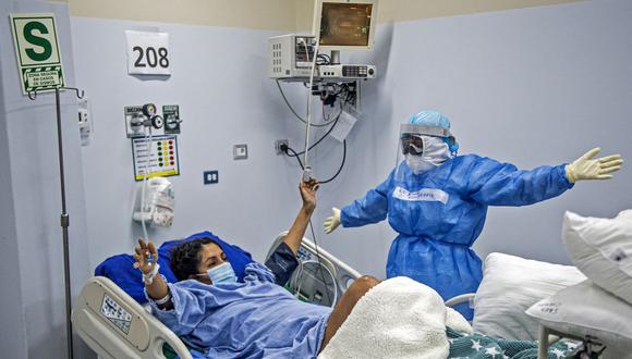 Una enfermera realiza fisioterapia en un paciente con coronavirus COVID-19 en la Unidad de Cuidados Intensivos del Hospital Alberto Sabogal Sologuren, en Lima, Perú. (Foto por Ernesto Benavides/AFP).