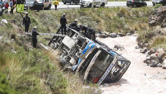 Clinton relató que, pese a la oscuridad, pudo ver a una pequeña herida entre las piedras a la que no dudo en cargar y entregar a la PNP. Las labores de rescate continúan. (Foto: GEC)