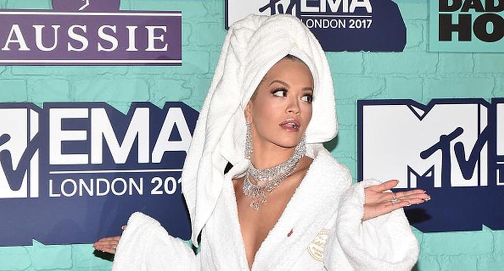 Rita Ora lució un sensual albornoz en los MTV EMA 2017. (Foto: Getty Images)