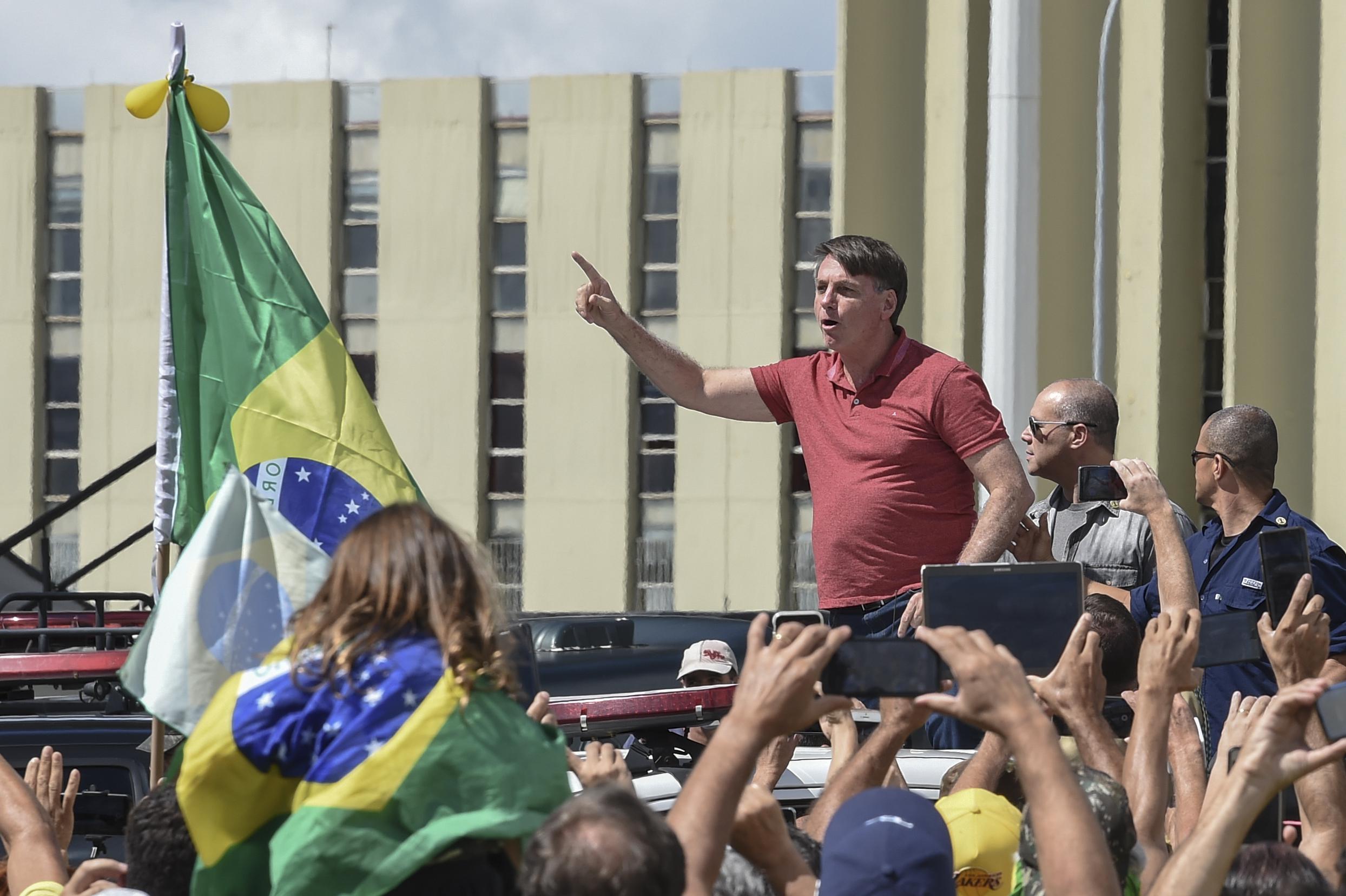 El presidente brasileño, Jair Bolsonaro, habla con sus seguidores en Brasilia. (EVARISTO SA / AFP).