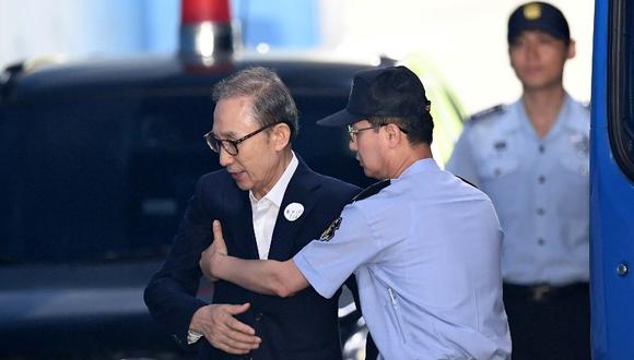 El ministerio fiscal surcoreano solicitó además una multa de 13,3 millones de dólares y la devolución de los 9,8 millones dólares que supuestamente obtuvo el ex mandatario. (Foto: AFP)