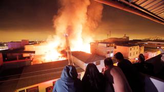 La Victoria: reportan incendio en almacén de cartones