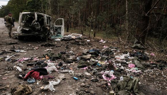 Los artículos pertenecientes a los soldados rusos permanecen cerca de un convoy ruso destruido que fue emboscado por el ejército ucraniano en la ciudad recientemente recuperada de Lyman en la región de Donetsk, el 5 de octubre de 2022, en medio de la invasión rusa de Ucrania. (Foto de Yasuyoshi CHIBA / AFP)