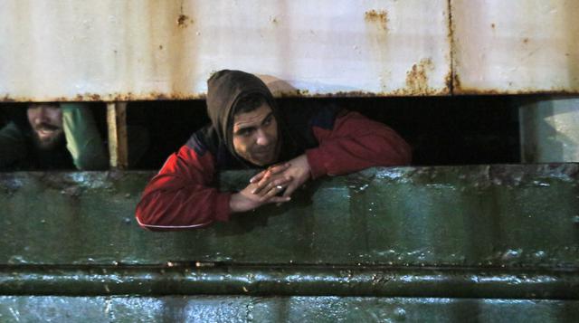 Italia: los 360 inmigrantes del barco abandonado en el mar - 2