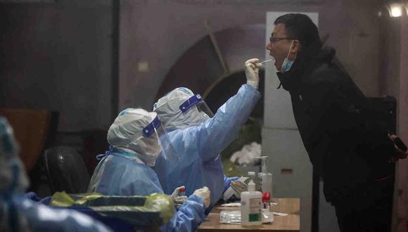 Un residente se somete a una prueba para detectar el coronavirus COVID-19 en Changchun, en la provincia nororiental china de Jilin, el 11 de marzo de 2022. (Foto: AFP / China OUT)